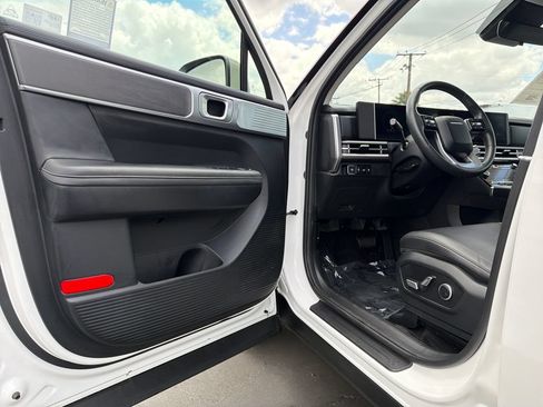 Used 2025 Hyundai Santa Fe SEL AWD/4WD image 16