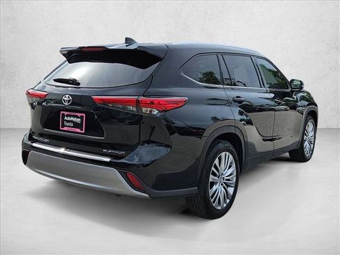 Used 2023 Toyota Highlander Platinum FWD image 5