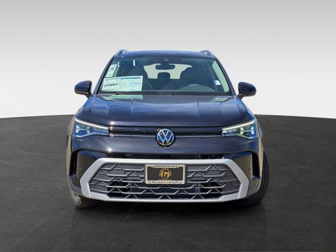 New 2025 Volkswagen Taos SE image 2