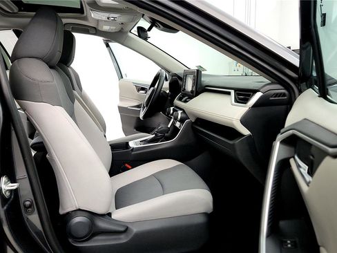 Used 2020 Toyota RAV4 XLE w/ Convenience Package image 14