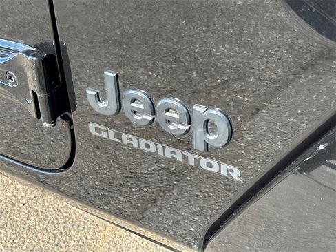 Used 2022 Jeep Gladiator Sport image 9