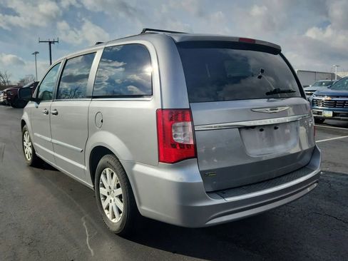 Used 2014 Chrysler Town & Country Touring image 4