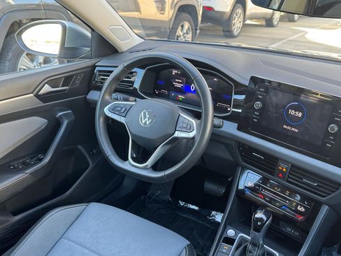 Used 2025 Volkswagen Jetta SE image 34