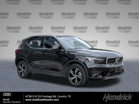 Used 2025 Volvo XC40 B5 Core image 1