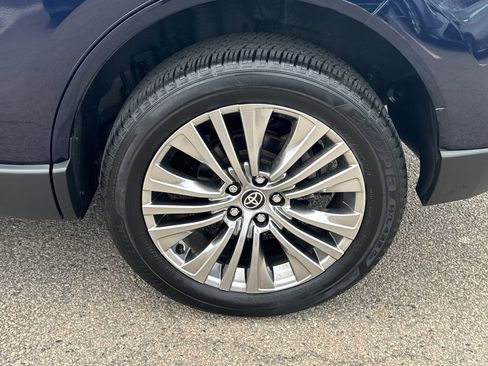 Used 2024 Toyota Venza XLE image 40