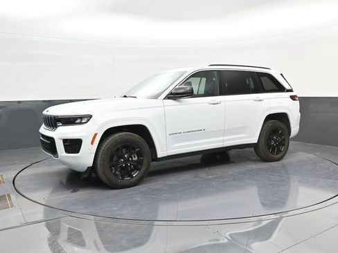Used 2024 Jeep Grand Cherokee Altitude AWD/4WD image 4