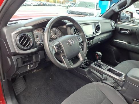 Used 2018 Toyota Tacoma TRD Sport image 13