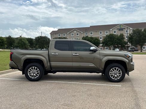 Used 2025 Toyota Tacoma Limited AWD/4WD image 4