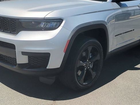 Used 2023 Jeep Grand Cherokee L Altitude AWD/4WD image 9