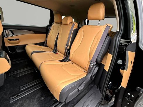Used 2024 Kia Carnival LX FWD image 23