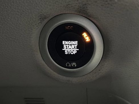 Used 2023 Chrysler Pacifica Limited w/ Uconnect Theater Family Group image 26