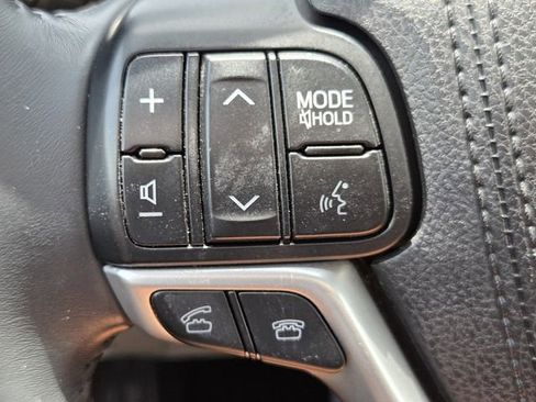 Used 2016 Toyota Highlander XLE AWD/4WD image 25