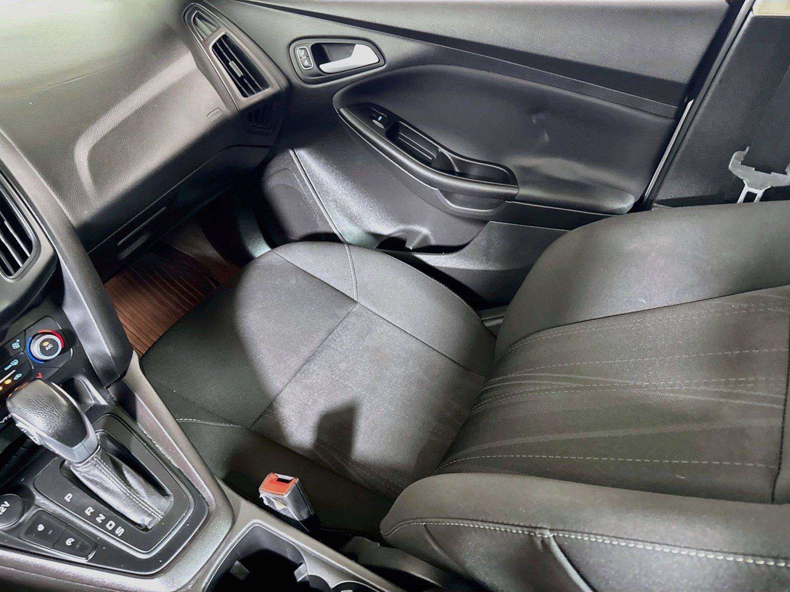 Used 2018 Ford Focus SE w/ SE Appearance Package FWD image 20