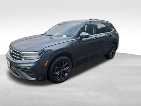 Certified 2022 Volkswagen Tiguan SE w/ Panoramic Sunroof Package image 3