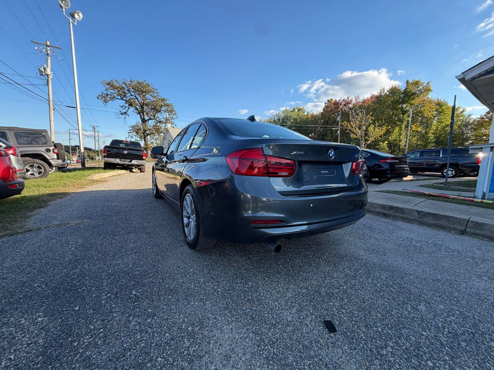 Used 2017 BMW 320i xDrive Sedan w/ Driver Assistance Package AWD/4WD image 3