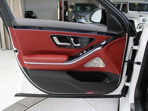 Used 2025 Mercedes-Benz S 580 4MATIC Sedan w/ AMG Line Package image 46