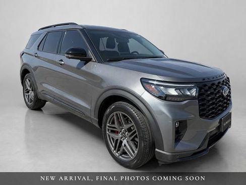 Used 2025 Ford Explorer ST-Line w/ Premium Package RWD image 3