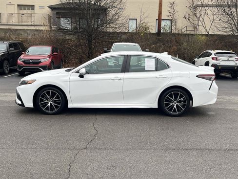 Used 2023 Toyota Camry SE image 2