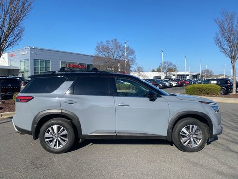 Used 2022 Nissan Pathfinder SL image 8
