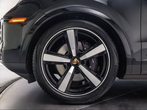 Used 2024 Porsche Cayenne AWD/4WD image 13