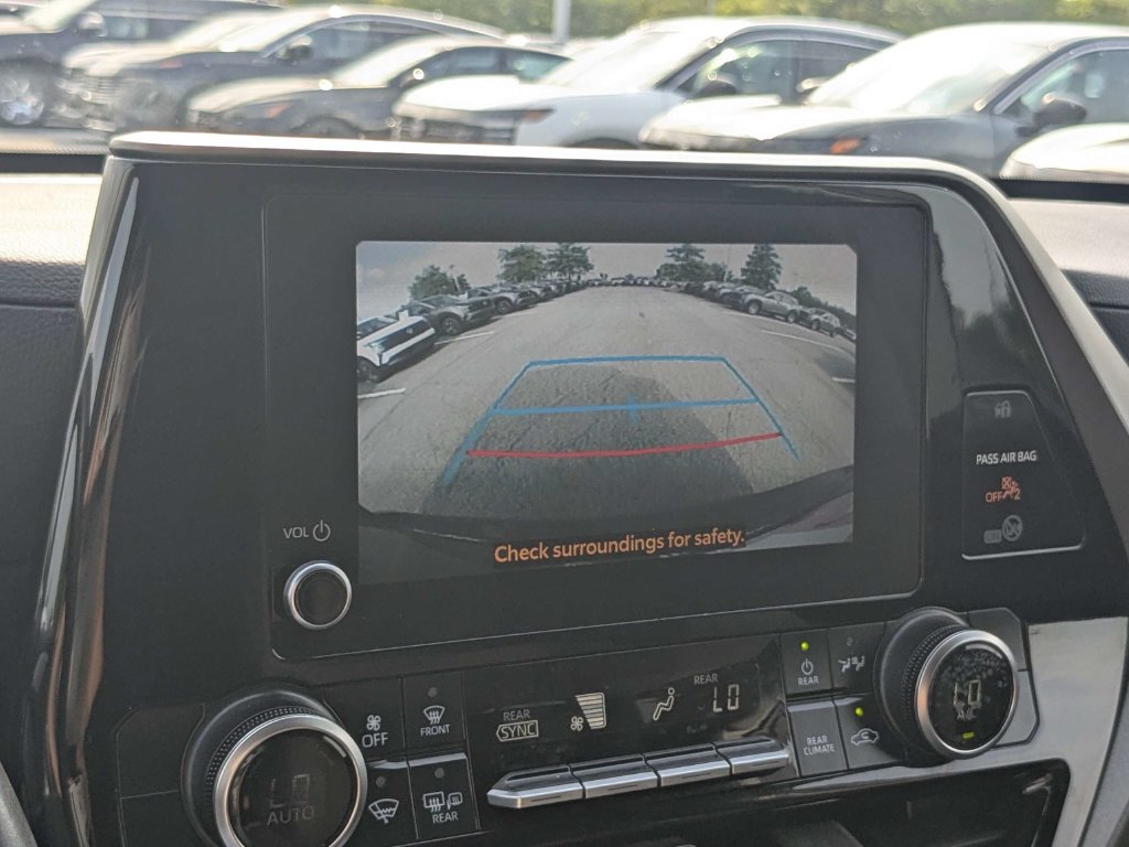 Used 2025 Toyota Highlander LE FWD image 30