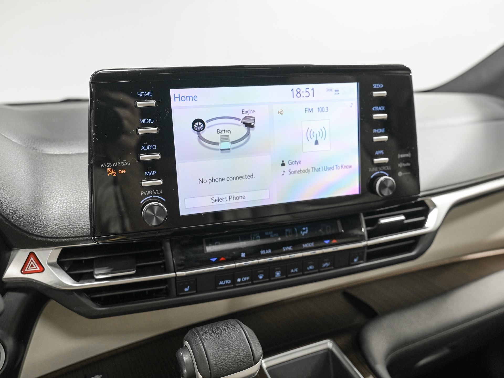 Used 2024 Toyota Sienna XLE FWD image 21