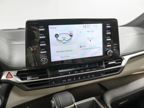 Used 2024 Toyota Sienna XLE FWD image 21
