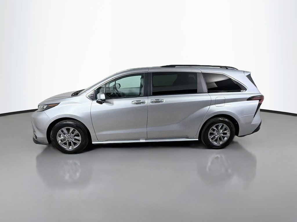 Used 2025 Toyota Sienna XLE FWD image 9