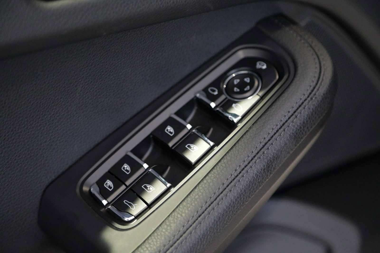 Used 2025 Porsche Macan S AWD/4WD image 23