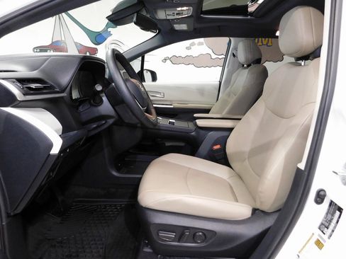 Used 2021 Toyota Sienna XLE image 28