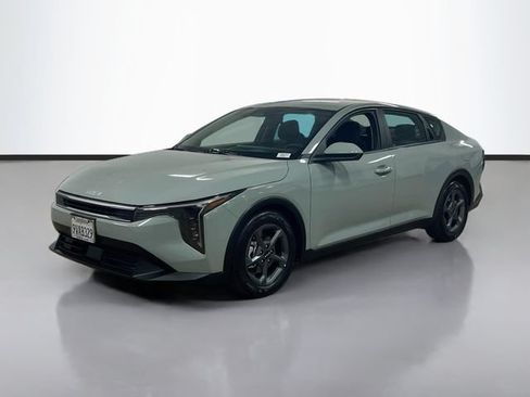 Certified 2025 Kia K4 FWD image 3