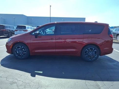 New 2026 Chrysler Pacifica Select FWD image 3