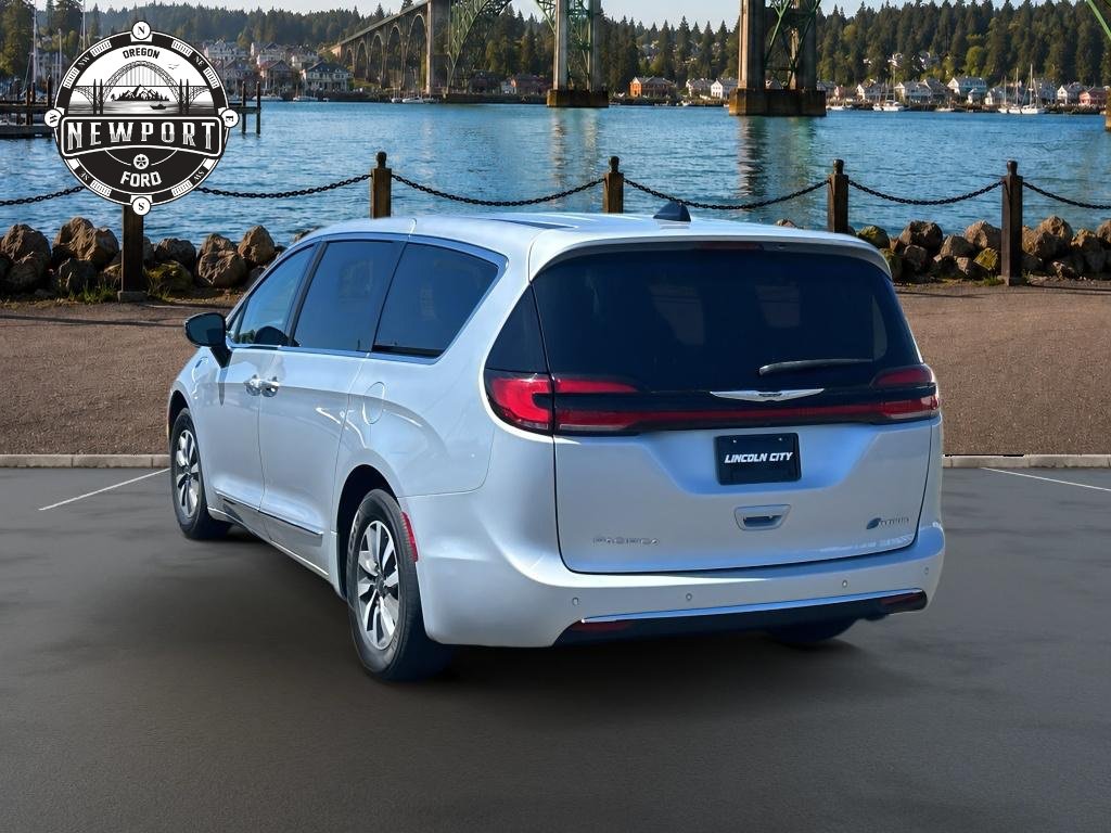 Used 2023 Chrysler Pacifica Limited w/ Uconnect Theater Family Group FWD image 6