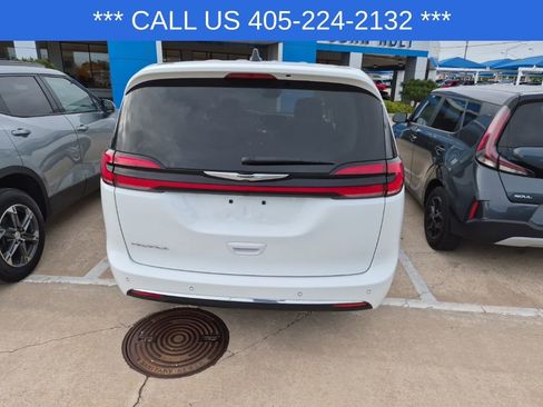Used 2023 Chrysler Pacifica Touring-L image 10