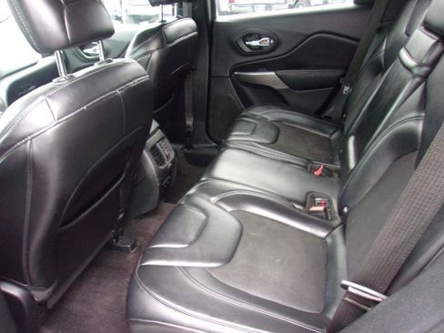 Used 2019 Jeep Cherokee Latitude Plus FWD image 8
