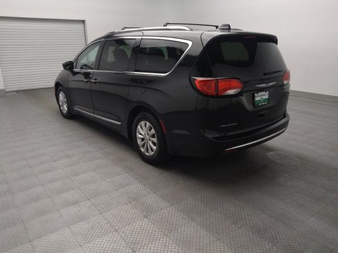 Used 2018 Chrysler Pacifica Touring-L w/ Premium Audio Group FWD image 5