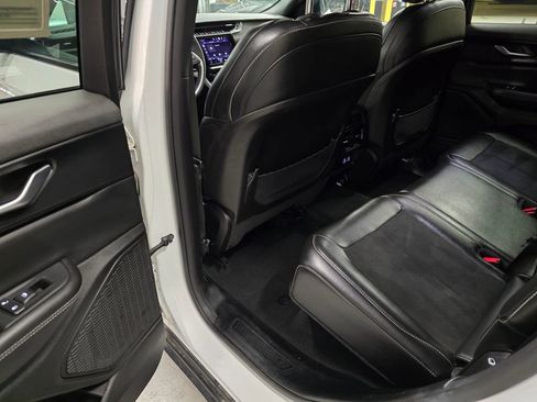 Used 2023 Jeep Grand Cherokee Altitude image 28