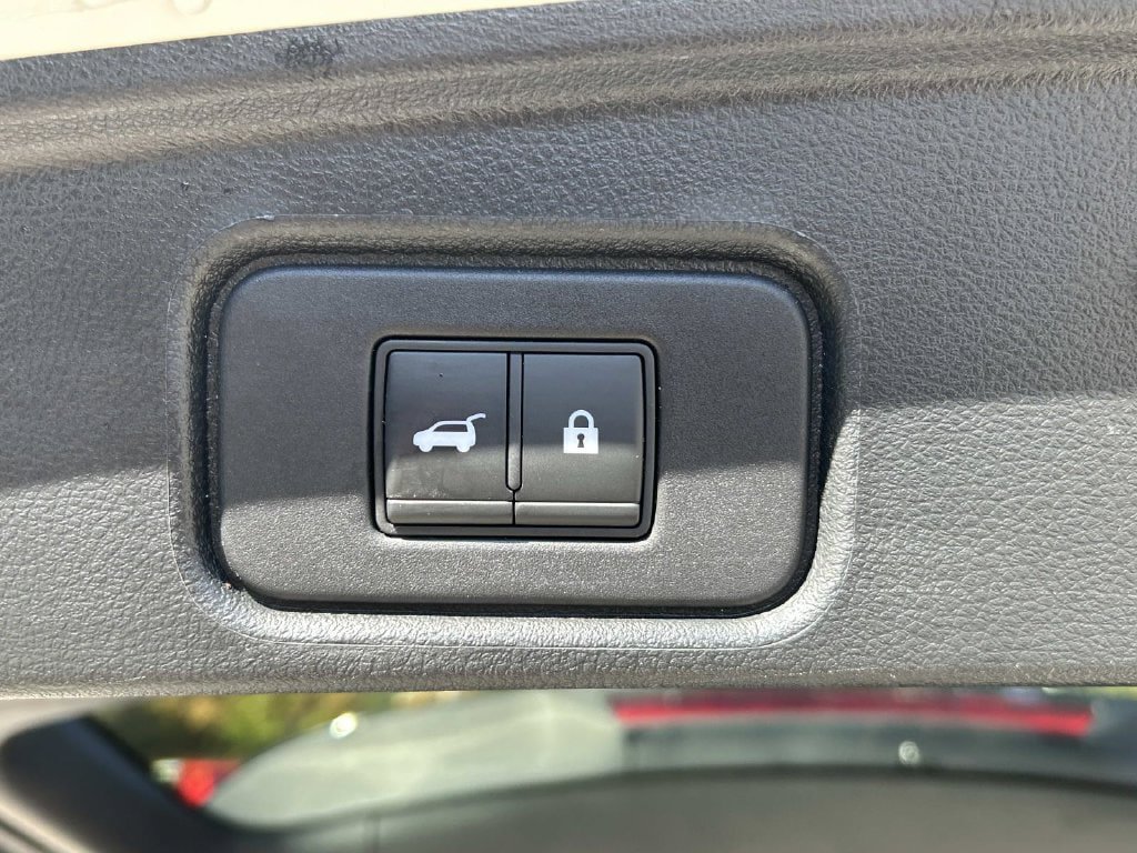 Used 2022 Nissan Pathfinder SL AWD/4WD image 12