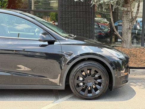 Used 2021 Tesla Model Y Long Range AWD/4WD image 23
