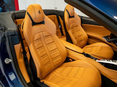 Used 2016 Ferrari California T RWD image 21