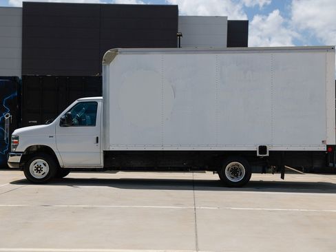 Used 2018 Ford E-350 and Econoline 350 Super Duty RWD image 4