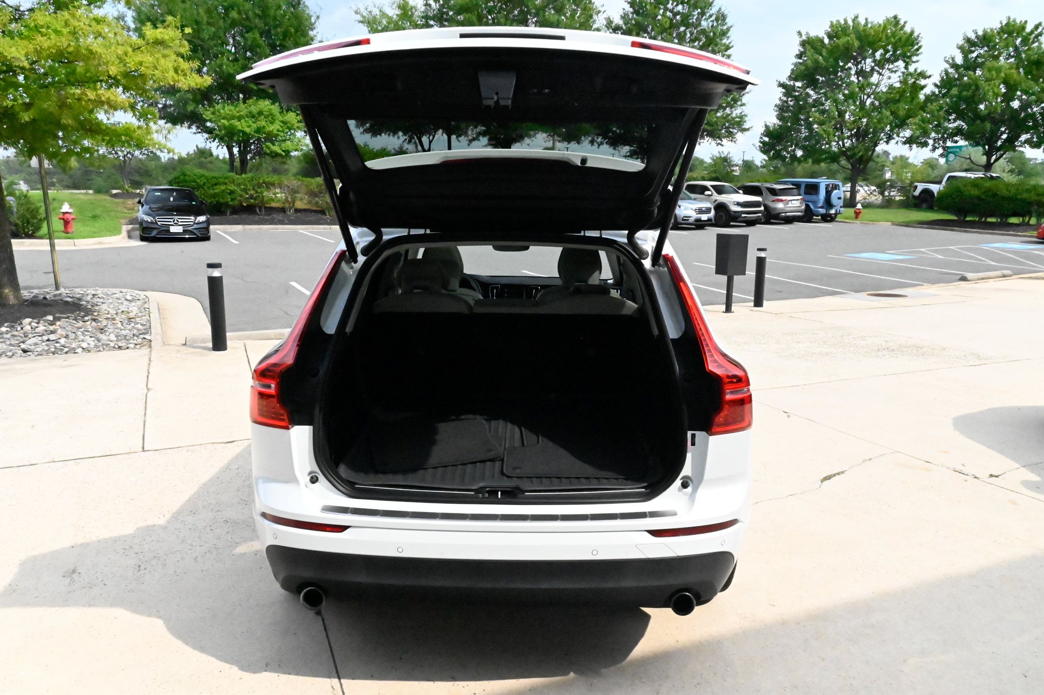Used 2019 Volvo XC60 T5 Momentum w/ Multimedia Package AWD/4WD image 46