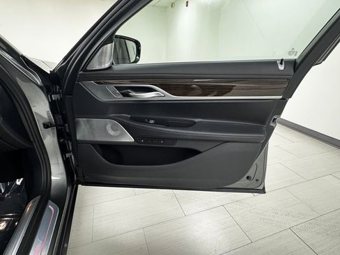 Used 2019 BMW 750i xDrive w/ Executive Package image 13