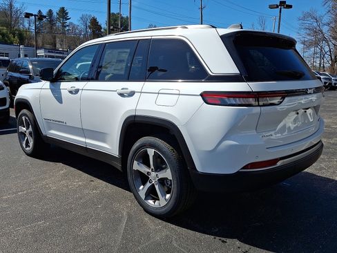 New 2026 Jeep Grand Cherokee Limited w/ Trailer Tow Package AWD/4WD image 4
