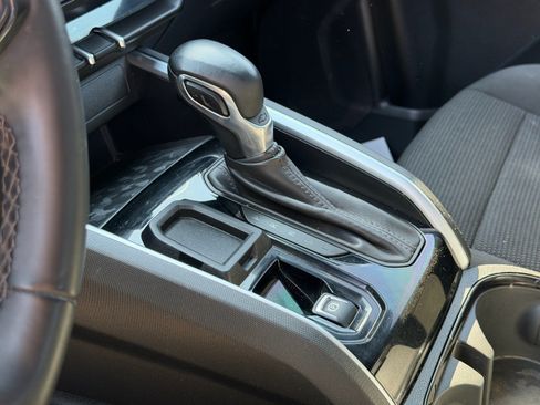 Used 2024 Chevrolet Colorado LT RWD image 9