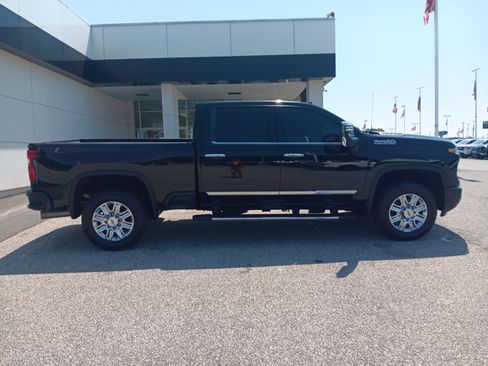 Used 2024 Chevrolet Silverado 2500 High Country w/ High Country Premium Package AWD/4WD image 7