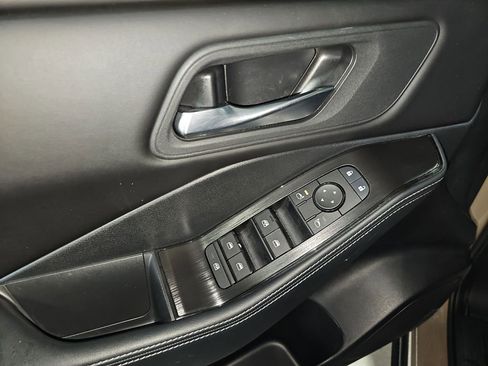 Used 2025 Nissan Rogue SV image 29