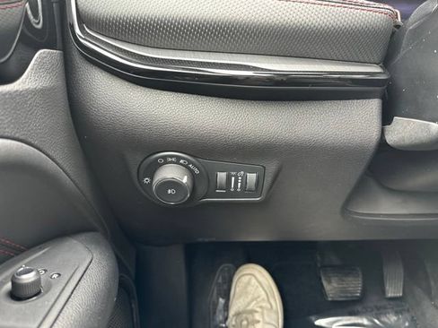 Used 2025 Jeep Compass Trailhawk AWD/4WD image 19