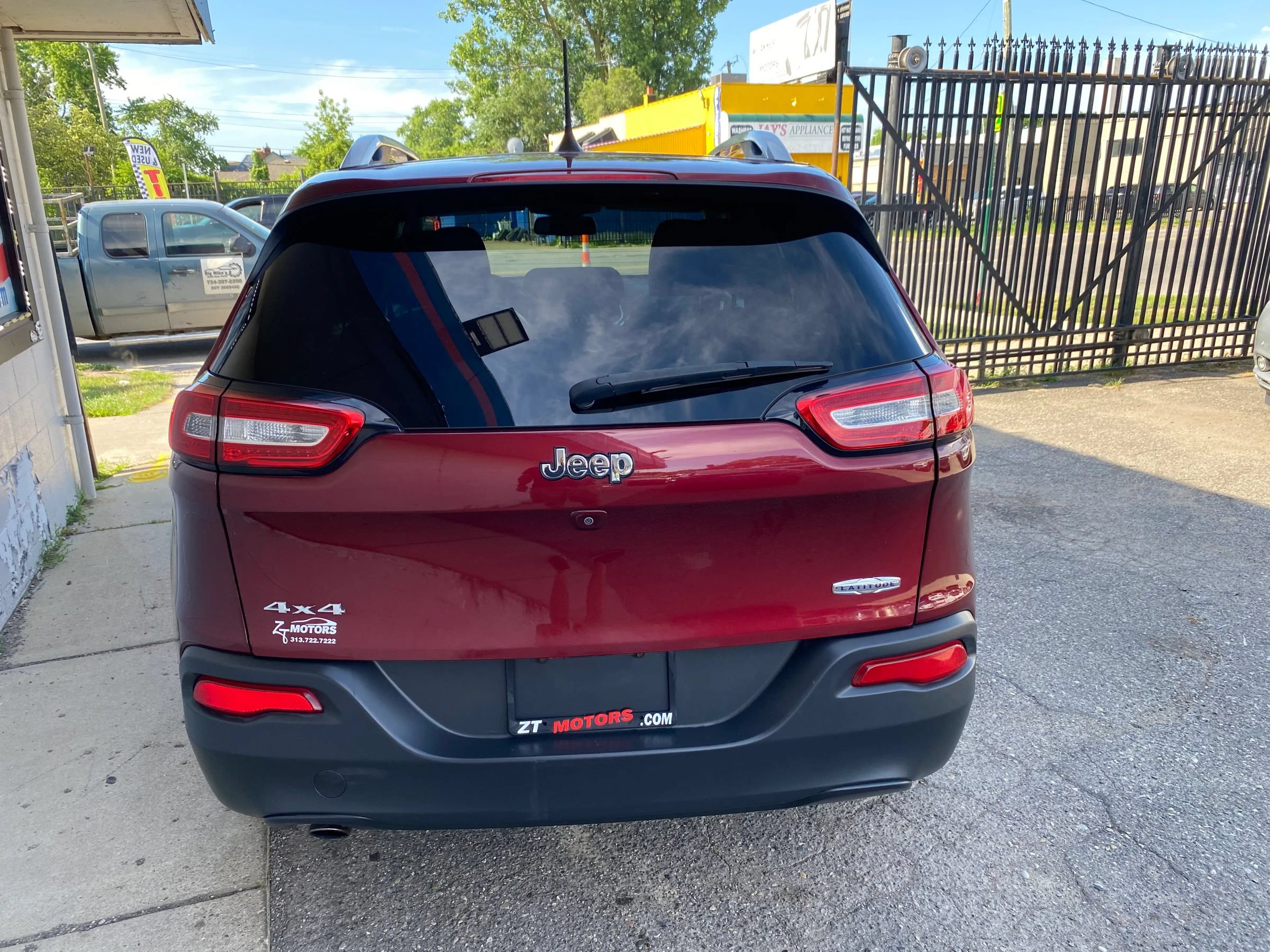 Used 2018 Jeep Cherokee Latitude Plus w/ Cold Weather Group AWD/4WD image 7