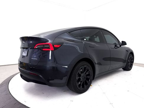 Used 2024 Tesla Model Y Long Range AWD/4WD image 17